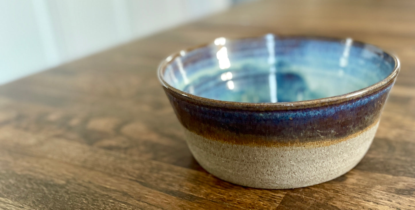 Drejad frukostskål i havsblått