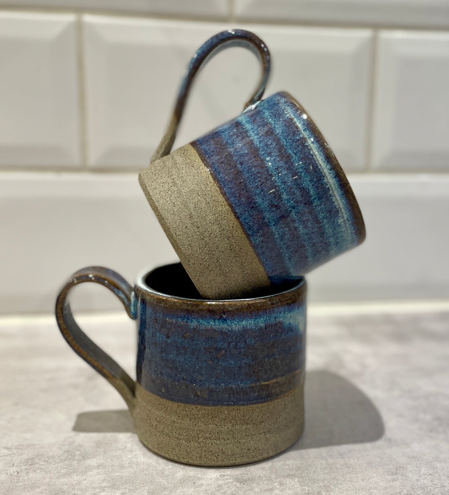 Delvis glaserad mugg i havsblått