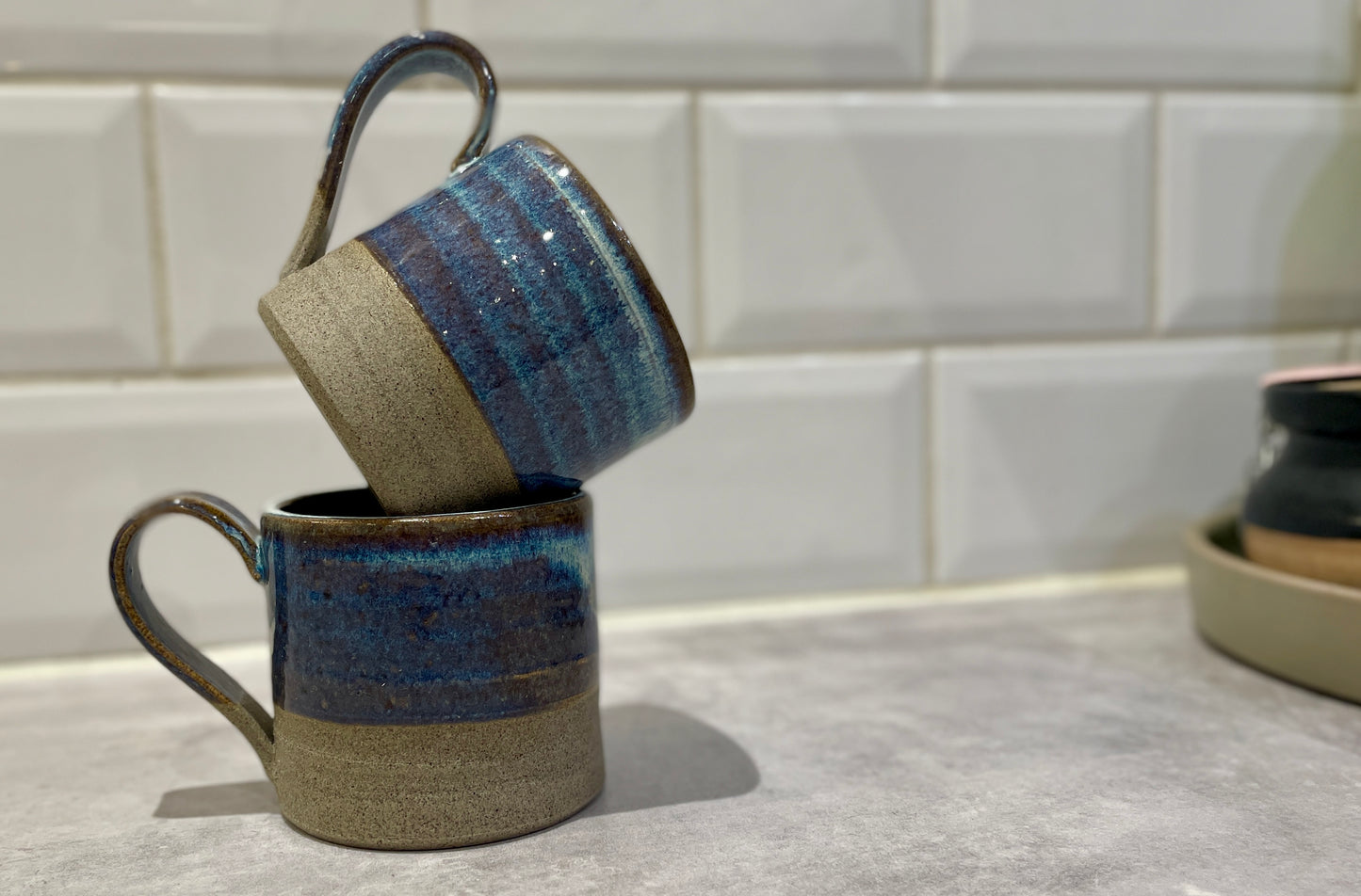 Delvis glaserad mugg i havsblått