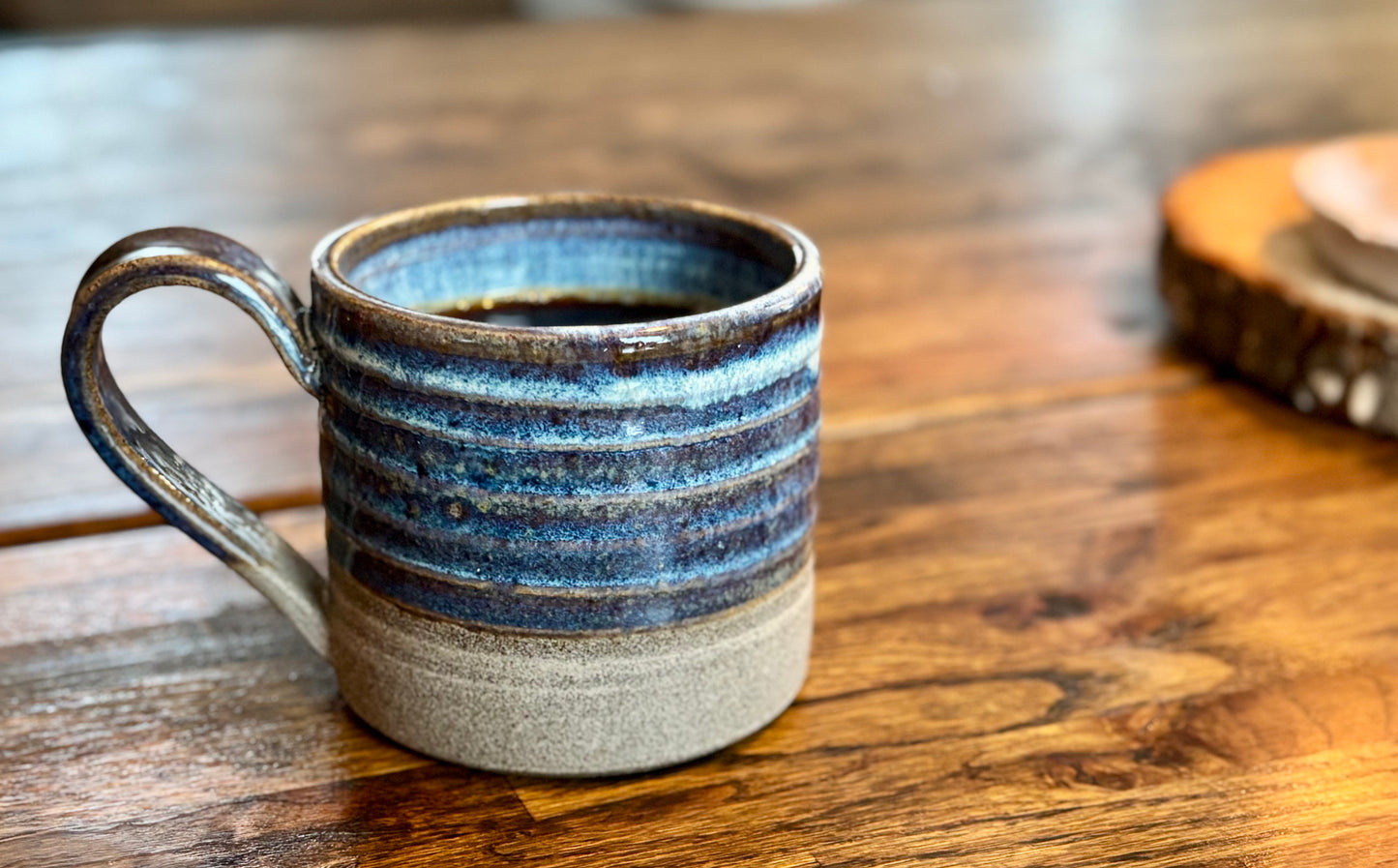 Delvis glaserad mugg i havsblått